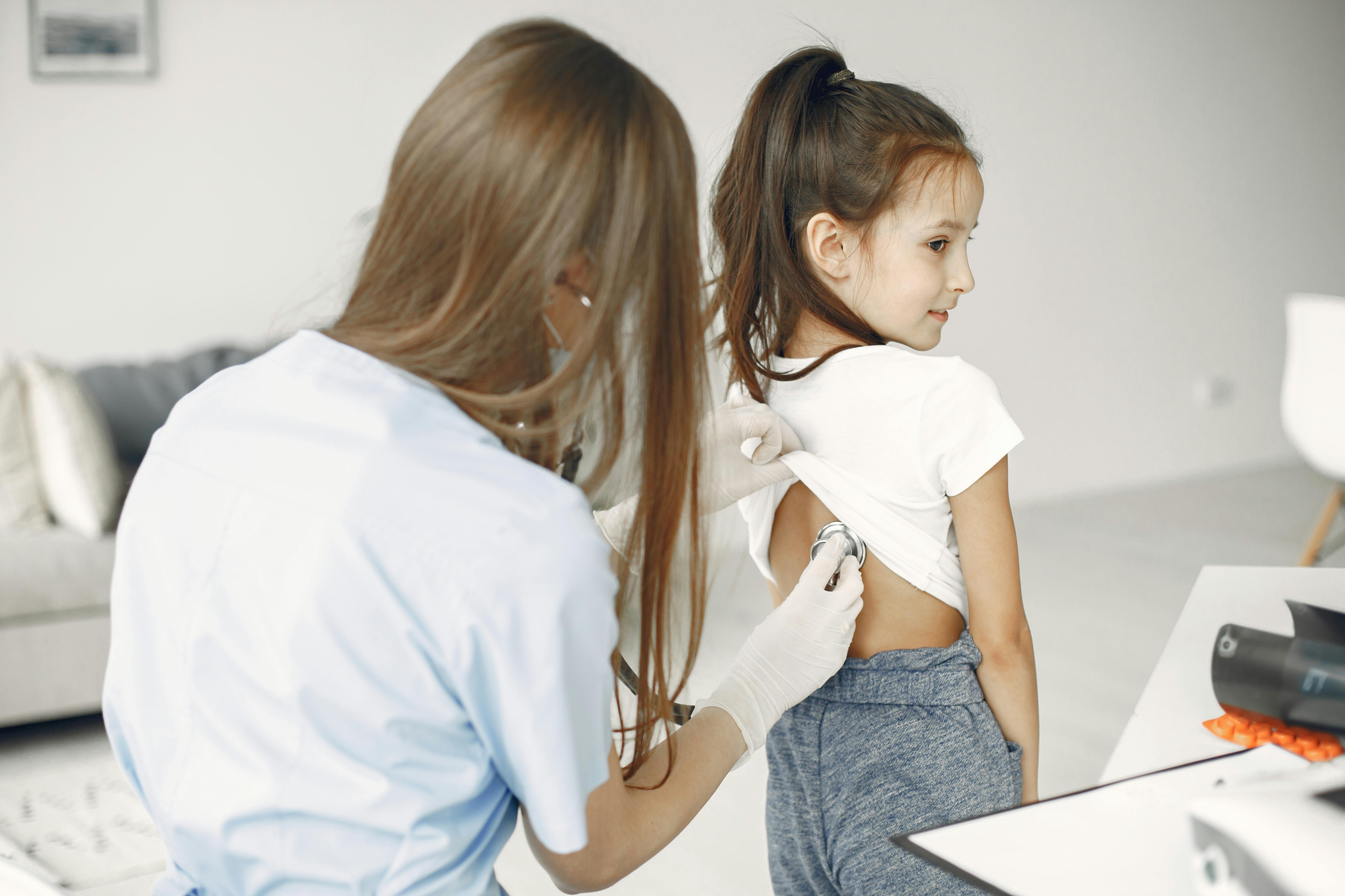 Pediatra atendiendo consulta médica infantil