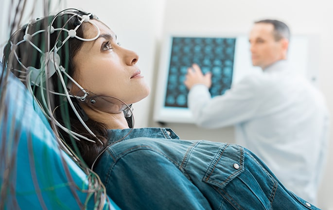 Paciente realizando examen neurológico con monitoreo cerebral