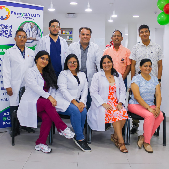 Equipo médico y personal administrativo de Centro Médico FamySALUD