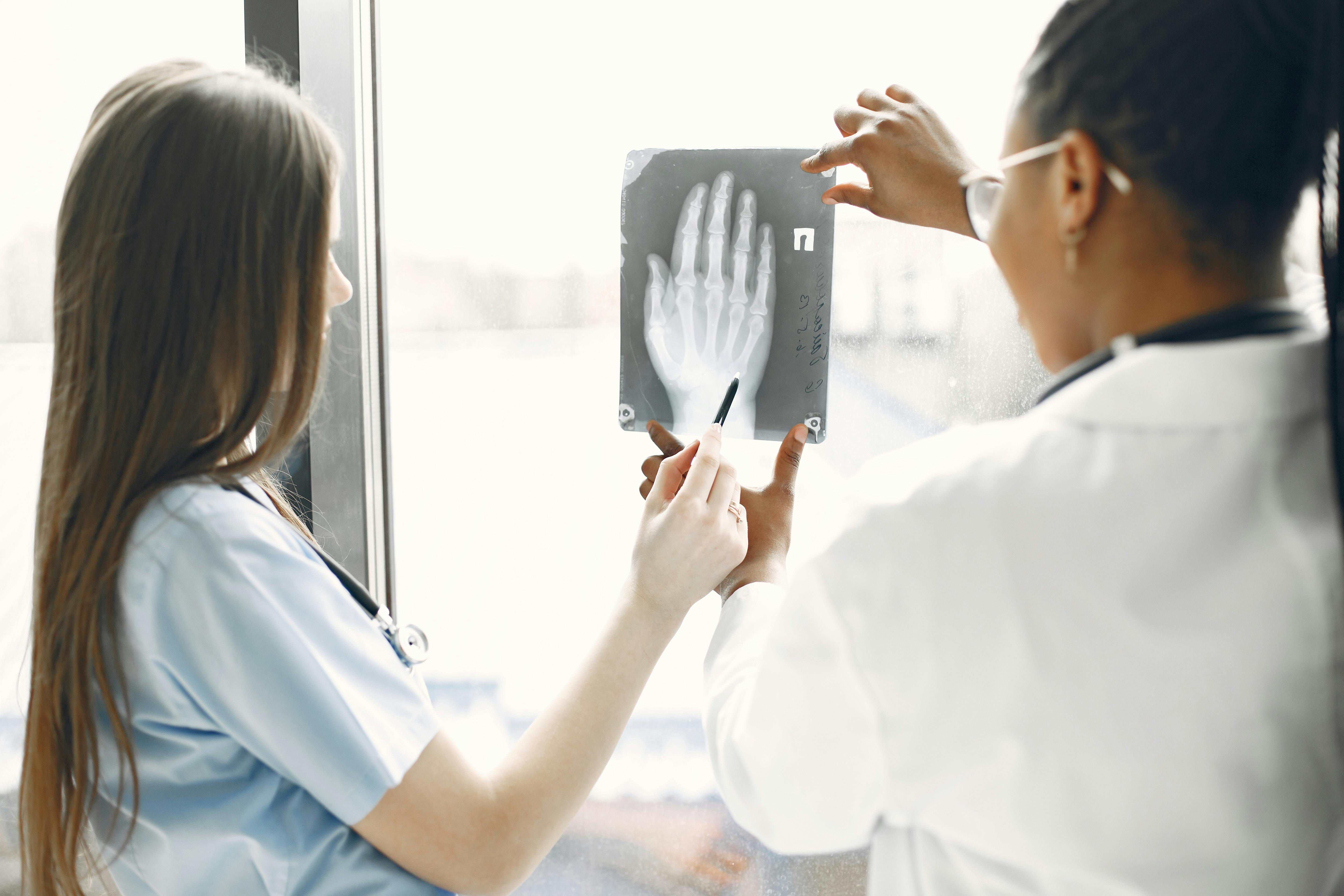 Doctora explicando resultados de radiografía
